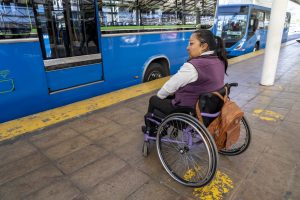 accesibilidad de los usuarios a los buses eléctricos públicos.