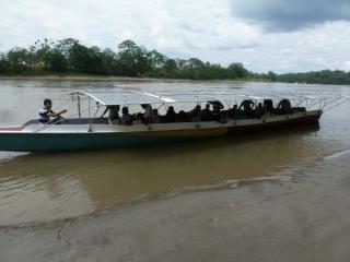 Nachhaltiges FlusstransportprojektAutonomes elektrisches Solarboot für den Transport zwischen indigenen Gemeinschaften der Ashuar auf dem Fluss Pastaza in Ecuador