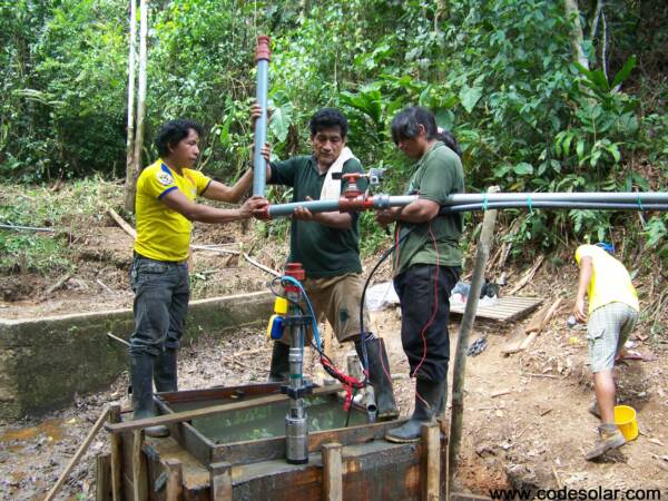 Instalacion de una bomba solar en la Amazonia Ecuador Sudamerica