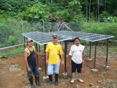 Paneles solares del sistema de bombeo de agua potable para una comunidad indigena de San Jose de Curaray en la Amazonia de Ecuador