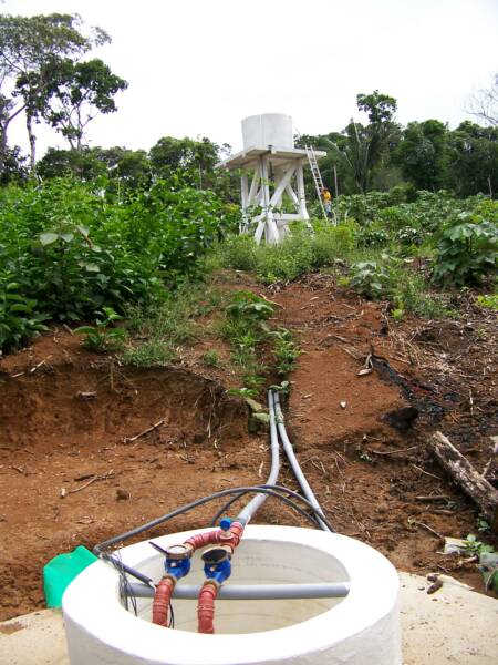 Nuevo San José de Curaray - El pozo con las bombas y la torre de agua de distribución